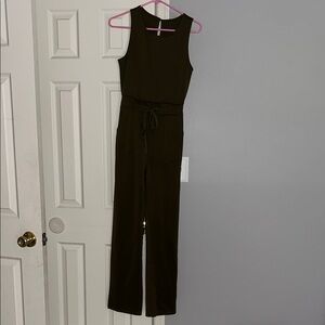 Olive green jumpsuit. No tag seems like size small. Please see pictures.